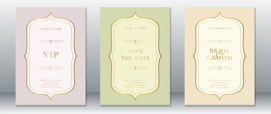 VIP 'li romantik düğün davetiyesi, Gelin ve Damat kartlarıyla Randevuyu Kaydet. Yumuşak pastel arka planda altın dekoratif çerçeveler çıplak pembe, adaçayı yeşili ve bej rengi. Zarif, doğadan esinlenilmiş ya da minimal düğün etkinlikleri için ideal..
