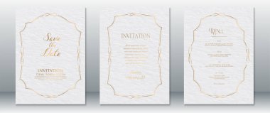 Rafine edilmiş beyaz düğün davetiyesi seti yumuşak kağıt doku arka planında karmaşık kıvrımları olan zarif altın süslü çerçeveler içeriyor. Tarih, Davet ve Menü şablonlarını Kaydet. Resmi, klasik ve sofistike düğün etkinlikleri için ideal..