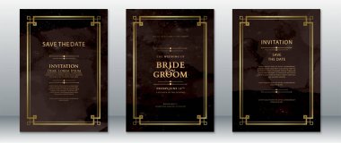 Art Deco tarzında altın geometrik sınırları olan sofistike bir düğün davetiyesi seti. Zengin koyu kahverengi arkaplan üzerinde Tarih ve Damat Kartlarını Kaydet. Resmi, klasik ve lüks temalı düğünler için ideal.