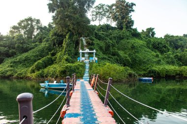 Rangamati Kaptai Gölü yakınlarındaki bir rıhtımda demirlemiş huzurlu bir tekne manzarası sakin suları, geleneksel tekne kültürü ve doğal güzelliği seyahat, yaşam tarzı ve doğa fotoğrafçılığı için mükemmel..
