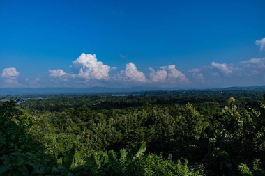Mavi su ve yemyeşil tepelerden oluşan canlı bir kontrastın yer aldığı Rangamatis manzarasının çarpıcı bir görüntüsü. Doğal güzelliği, huzuru ve gökyüzü, göl ve ormanın ahenkli karışımını yakalar..