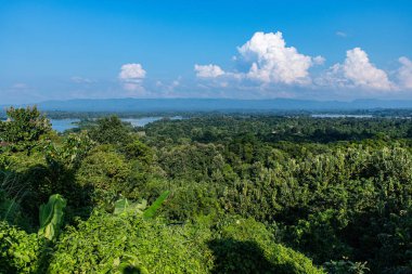 Rangamati 'nin yemyeşil dağları üzerinde sürüklenen bulut gölgelerinin nefes kesici görüntüsü. Bu manzara, Bangladeş 'in sakin güzelliğini, derinliğini ve doğal cazibesini yansıtıyor..