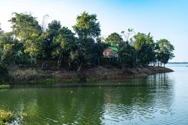 Yoğun yeşil tepeler Kaptai Gölü 'nün sakin sularına inerek nefes kesici bir doğal manzara yaratır. Bu huzurlu manzara, yemyeşil tepeler ve sakin mavi sular arasındaki uyumu yakalar..