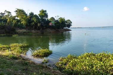 Yoğun bir orman Rangamati 'nin etrafındaki yuvarlanan tepeleri sarar ve Bangladeş' in el değmemiş tepe bölgelerinin güzelliğini gözler önüne serer. Bu yemyeşil arazi, tropikal doğaya ve doğaya huzurlu bir kaçış sunuyor..