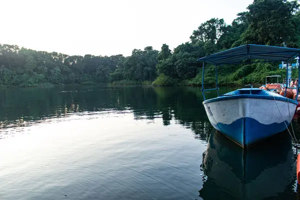 Kaptais mavi-yeşil sularının sakin manzarası. Çapalı tekneler nazikçe yüzüyor. Huzurlu göl manzarası, doğal güzellik ve huzurlu titreşimler yakalıyor. Seyahat, doğa ve su manzarası temaları için ideal.
