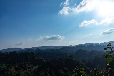 Rangamati 'de berrak mavi gökyüzünün altındaki sonsuz orman manzarasının nefes kesici görüntüsü, bereketli yeşillik, doğal güzellik ve doğa, seyahat ve manzara fotoğrafçılığı için sakin bir vahşilik sergiliyor..