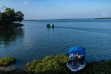 Kaptai Gölü, Rangamati 'de kıyıya bağlı yüzen teknelerin sakin suları, kırsal cazibesi ve doğal güzelliği seyahat, kültür ve manzara fotoğrafçılığı için mükemmeldir..