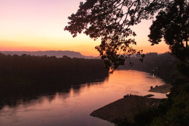 Gün batımında gölde altın yansımalar