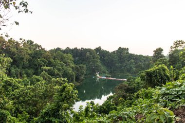 Kaptais yeşil dağlarının ve mavi suların mükemmel bir ahenk içinde nefes kesici manzarası, doğal güzelliği, huzurlu manzarayı ve seyahat, doğa ve manzara fotoğrafçılığı için ideal huzurlu manzarayı sergiliyor..