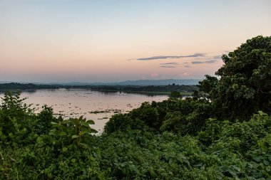 Bereketli dağlar Kaptai Gölü 'nün sakin sularında mükemmel bir şekilde yansıtılır. Bu sakin manzara doğayı, dinginliği, canlı yeşilliği ve nefes kesen yansımaları yakalar. Açık hava aşıkları için nefes kesici bir sahne haline getirir..
