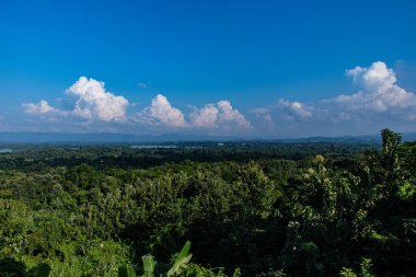 Rangamati 'de engin gökyüzü ufkuyla görkemli bir tepe manzarası yeşillik ve dingin doğal güzellik sergiliyor. Bu panoramik manzara barışçıl keşifleri davet ediyor ve sakin dağ yaşamının özünü yakalıyor..