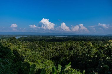 Rangamati, Bangladeş 'in ormanlı tepelerinde huzurlu bir ortam. Yeşillik ve dingin manzaralar, doğa severler, açık hava tutkunları ve el değmemiş doğal güzellikleri gösteren seyahat fotoğrafçılığı..