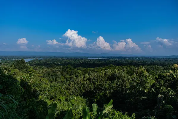 Rangamati, Bangladeş 'in ormanlı tepelerinde huzurlu bir ortam. Yeşillik ve dingin manzaralar, doğa severler, açık hava tutkunları ve el değmemiş doğal güzellikleri gösteren seyahat fotoğrafçılığı..