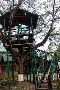 Barışçıl bir Sajek inzivası puslu, bulutlarla kaplı dağların arasına kurulmuş, sükunet ve doğal güzellik sunuyor. Bangladeş 'in sakin dağlık arazilerini, manzaralı manzaraları, doğa kaçışlarını ve rüya gibi dağ deneyimlerini sergilemek için idealdir..