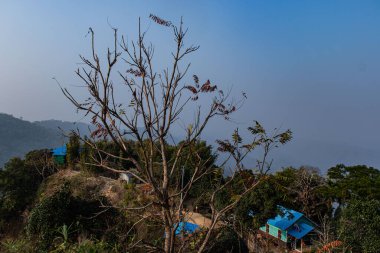 Sajek 'lerin sürüklenen bulutlarının altında, köy ışıkları karanlık tepelere doğru hafifçe parıldıyor. Dağ huzuru, kırsal cazibe ve akşam güzelliğinin sihirli bir karışımı seyahat ve doğa fotoğrafçılığı için mükemmel..