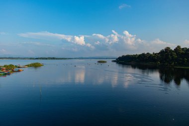 Idyllic göl manzarası Kaptai Gölü 'nde sakin mavi sular, demirlemiş tekneler, ve panoramik doğal çevre, dingin güzellik, huzurlu atmosfer ve Bangladeş' in sakin manzarası.