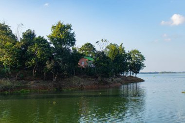 Rangamati, Bangladeş 'teki Kaptai Gölü' nün sakin sularında bulutların ve ağaçlarla kaplı kıyıların berrak yansımaları, dingin doğal güzelliği, sükuneti ve gezginler ve fotoğrafçılar için manzara cazibesini yakalıyor..