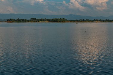 Güneydoğu Bangladeş 'te yemyeşil ve dingin suların yer aldığı sakin bir göl ve dağ manzarası. Doğa, eko-turizm, seyahat ve manzara fotoğrafçılığı için mükemmel. Tropikal tepe manzaraları yakalıyor..
