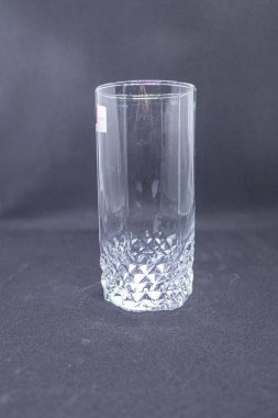 Elmas şeklinde desenli bir tabanı olan temiz bir bardağın yakın çekimi. Karmaşık desenli zarif içki takımı tasarımı, içecekler, bar eşyaları ve masa ayarları için mükemmel. Temiz bir arkaplanda yüksek çözünürlüklü resim.