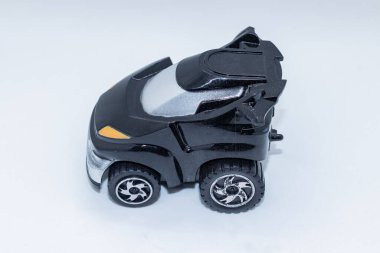 Çocuklar için tasarlanmış kompakt siyah oyuncak araba, yaratıcı oyun ve erken öğrenme için mükemmel. Dayanıklı, küçük boy ve çocuk dostu, oyun odaları, sınıflar için ideal, ya da küçük çocuklar için hediye fikirleri.