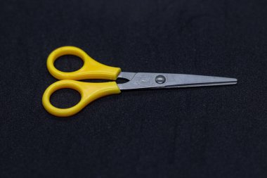 Parlak sarı plastik saplı kompakt güvenlik makası ve metal bıçaklar çocuklar, el sanatları ve okul kullanımı için idealdir. Çocuk dostu tasarım, sınıflar, sanat projeleri ve günlük aktiviteler için güvenli kesim aracı.