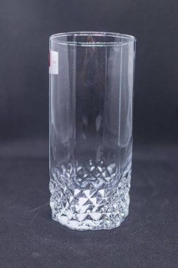 Su, meyve suyu ya da meşrubat servis etmek için ideal bir bardak. Ev, mutfak, partiler ya da yaşam tarzı fotoğrafçılığı için mükemmel. Sergiler ferahlatıcı, berraklık ve günlük içecek keyfi.