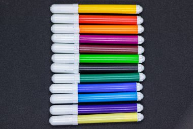 Çeşitli renkte kepli plastik kalemler. Okul, ofis ya da sanat için mükemmel. Yazmak, çizmek, çizmek ve yaratıcı projeler için idealdir, çok yönlü ve renkli işlevsellik sunar.