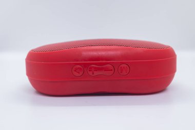 Kontrol düğmeleri olan taşınabilir bluetooth hoparlörü, beyaz arkaplanda izole. Kablosuz müzik, seyahat, ev kullanımı, ürün fotoğrafçılığı, e-ticaret veya teknoloji pazarlama görselleri için kompakt ve stil ses aygıtı.