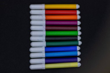 Beyaz zemin üzerinde kırmızı, mavi ve yeşil plastik kalem grupları izole edilmiştir. Okul, ofis veya ev kullanımı için temel kırtasiye malzemeleri, ürün fotoğrafçılığı, e-ticaret, eğitim ve organizasyon amaçları için mükemmel.