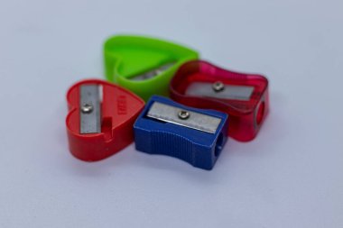 Tarafsız bir arkaplanda bir kırtasiye koleksiyonu için karışık renk kalemtıraşları. Okul, ofis ve sanat kullanımı için ideal, yazma ve yaratıcı görevlere işlevsellik ve canlı çeşitlilik eklemek.