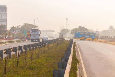 Bangladeş karayolu taşımacılığı, kentsel gelişim ve günlük seyahat, altyapı ve modern otoyol kavramlarının sergilendiği Dhaka Mawa Otoyolu 'ndaki trafik sahnesinde, stok fotoğrafçılığında seyahat, altyapı ve modern otoyol kavramları yer alıyor..