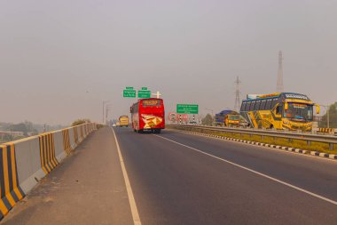 Bangladeş karayolu taşımacılık sistemini temsil eden belirlenmiş şeritlerde birden fazla araçla Dhaka Mawa Otoyolu 'nda trafik akışı, kentsel gelişim ve günlük ulaşım, seyahatleri ve stok fotoğrafçılığındaki ulaşım kavramlarını göstermek için mükemmel..