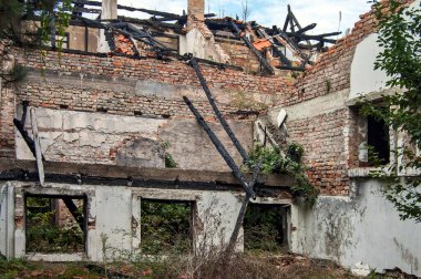 Yangında yanan bir bina. Ondan geriye sadece bir iskelet kaldı..