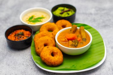 Sambar ve hindistan cevizli sohbet ile ünlü Güney Hindistan yemeği 