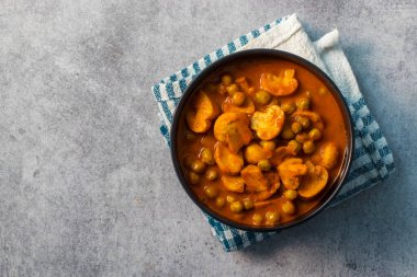 Yeşil bezelyeyle pişirilmiş baharatlı mantar körisi..