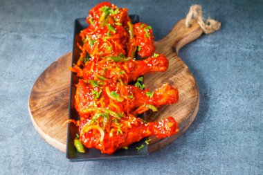 Lezzetli Hint-Çin yemeği seçici odak noktası Szechuan Tavuk bagetleri.