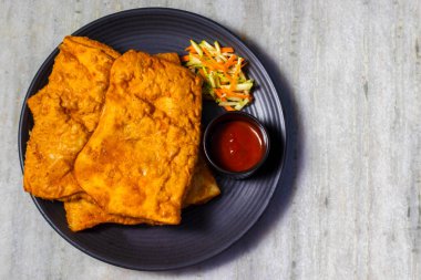 Lezzetli Hint yemeklerinin seçici odağı Mughlai Paratha yemeye hazır..