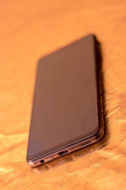 Cep telefonunun elle tutulmasının seçici odak noktası.