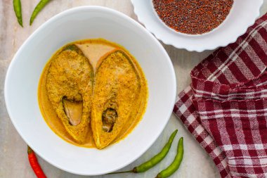 Popüler Bengali İliş / Hilsa balık köri ve sırıtılmış haşhaş tohumu.