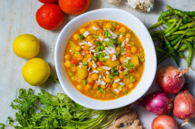 Nohut ve patatesten yapılmış ünlü Bengali yemeği 