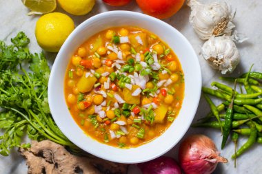 Nohut ve patatesten yapılmış ünlü Bengali yemeği 