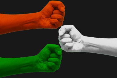 Üç el dijital olarak Hindistan 'ın bağımsızlık bayrağını temsil eden üç renkli, safran, beyaz ve yeşil renklerle boyanmıştır. Özgürlüğün kutlaması. Kardeşliğin sembolü..