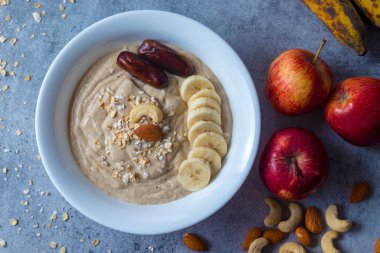Lezzetli beyaz soslu makarna servis etmeye hazır..