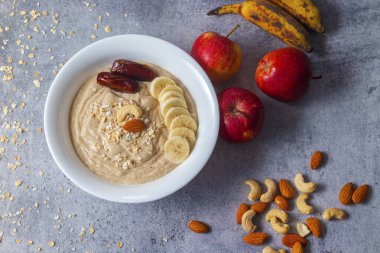 Lezzetli beyaz soslu makarna servis etmeye hazır..