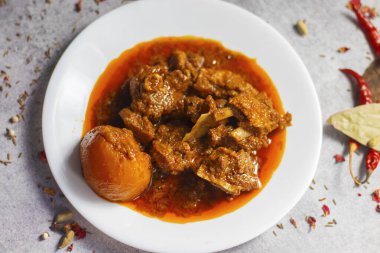 Lezzetli köri sosunun seçici odağı.