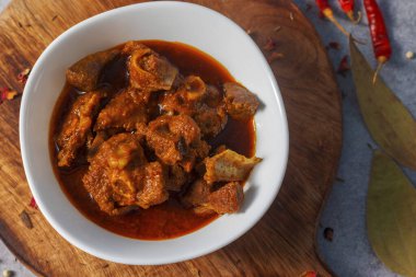 Lezzetli köri sosunun seçici odağı.