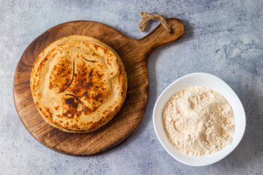 Roti ya da Chapati 'nin Hint düz ekmeğinin seçici odağı.