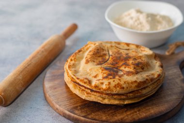 Roti ya da Chapati 'nin Hint düz ekmeğinin seçici odağı.