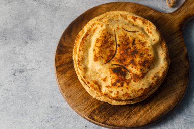 Roti ya da Chapati 'nin Hint düz ekmeğinin seçici odağı.