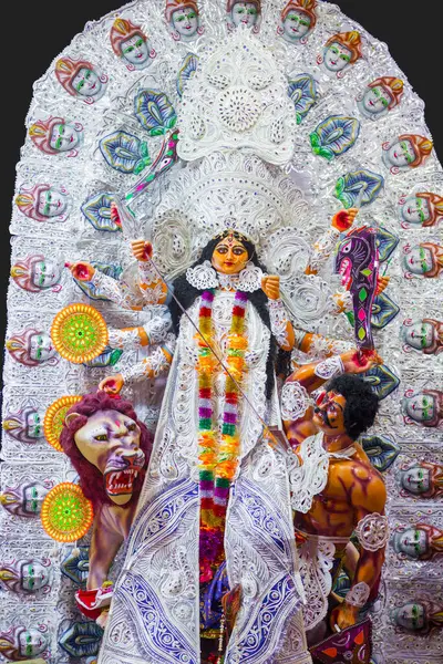 Hindu tanrıçası Durga 'ya tapıyor.